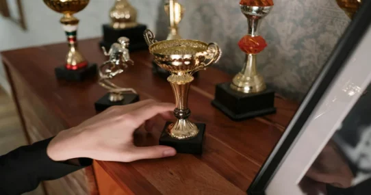 Taylor Swift Artist of the Year - Taylor Swift Artist of the Year Win Sparks Identity Crisis