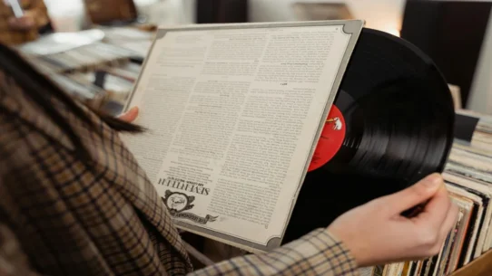 Taylor Swift vinyl sales - Taylor Swift Drives Vinyl Sales Past $1 Billion For First Time Since 1983