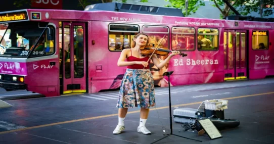 Ella Langley Theo Von - Ella Langley Duets With Theo Von, Declares Crowd 'You Look Like You Love Me'