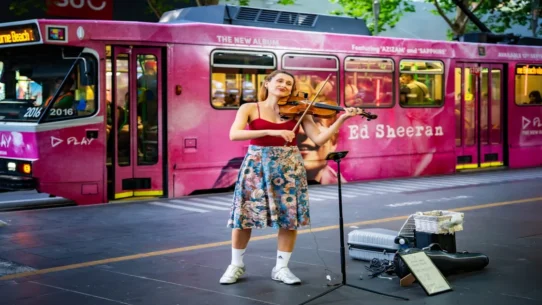 Ella Langley Theo Von - Ella Langley Duets With Theo Von, Declares Crowd 'You Look Like You Love Me'