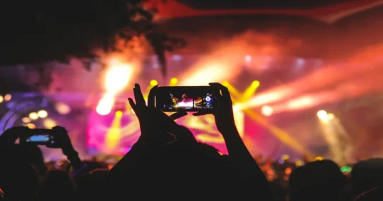 Billie Eilish Concert Phones - Billie Eilish Approves Of Phones At Concerts, Mandates Fan Participation