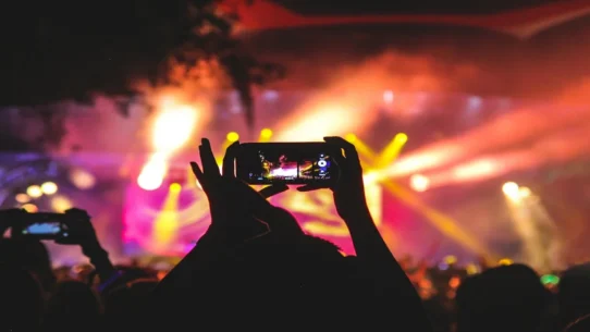 Billie Eilish Concert Phones - Billie Eilish Approves Of Phones At Concerts, Mandates Fan Participation