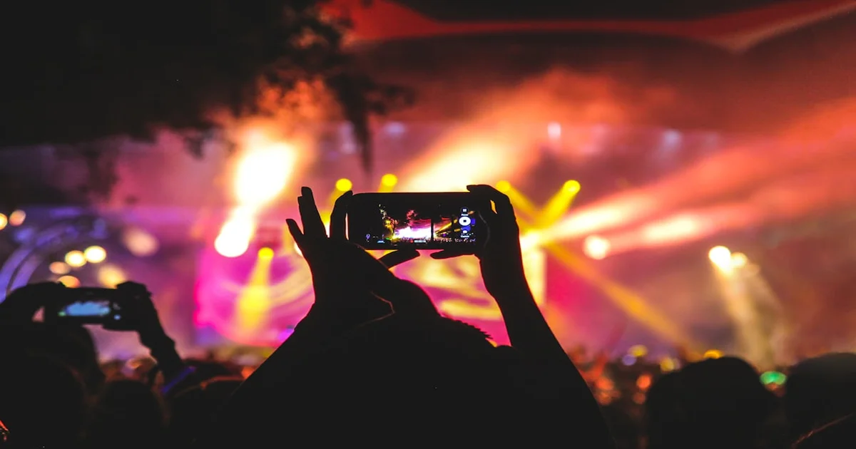 Billie Eilish Concert Phones - Billie Eilish Approves Of Phones At Concerts, Mandates Fan Participation