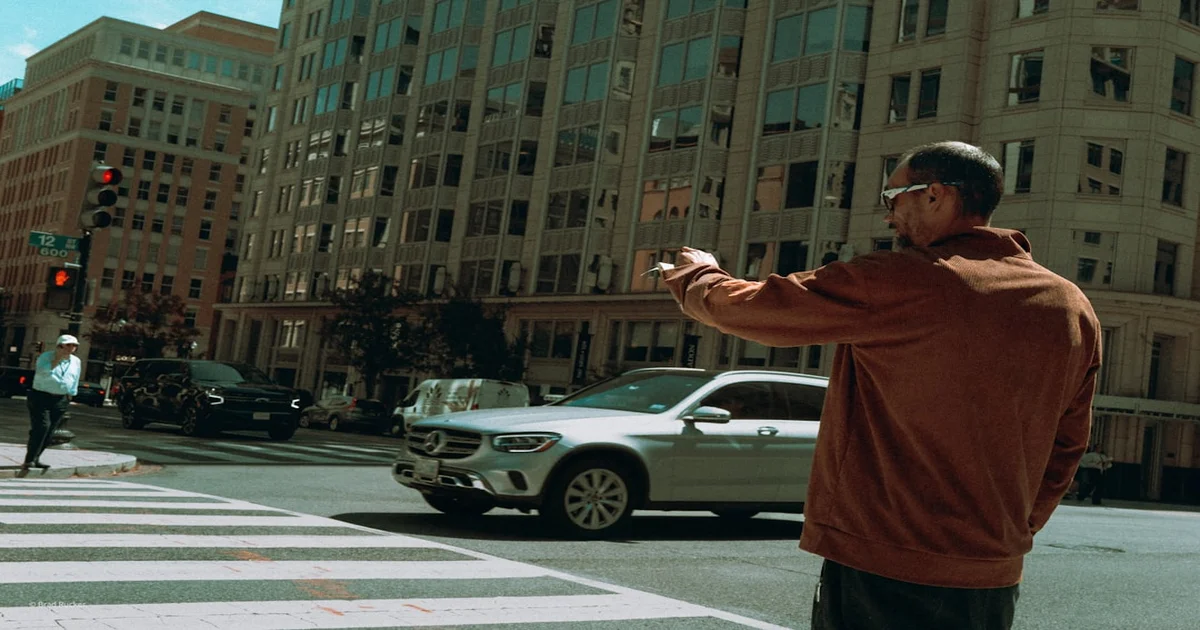 Ludacris Pull Over - Ludacris Pulls Over AMAs Red Carpet For New Music Video