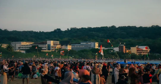 Shakira's free concert - Shakira's Free Concert Draws 2 Million, Drowns Copacabana