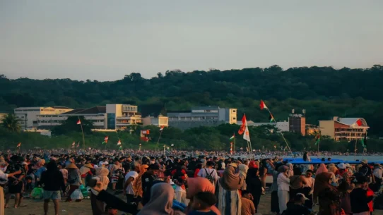 Shakira's free concert - Shakira's Free Concert Draws 2 Million, Drowns Copacabana