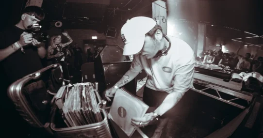 Zane Lowe - Zane Lowe Emerges From Down Under, Now Rock Star Whisperer