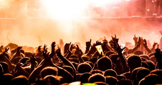 Iron Maiden phone-free - Iron Maiden Fans Locked Out Of Phone-Free Zone