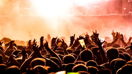 Iron Maiden phone-free - Iron Maiden Fans Locked Out Of Phone-Free Zone