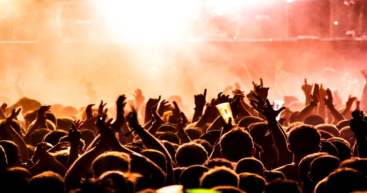 Iron Maiden phone-free - Iron Maiden Fans Locked Out Of Phone-Free Zone