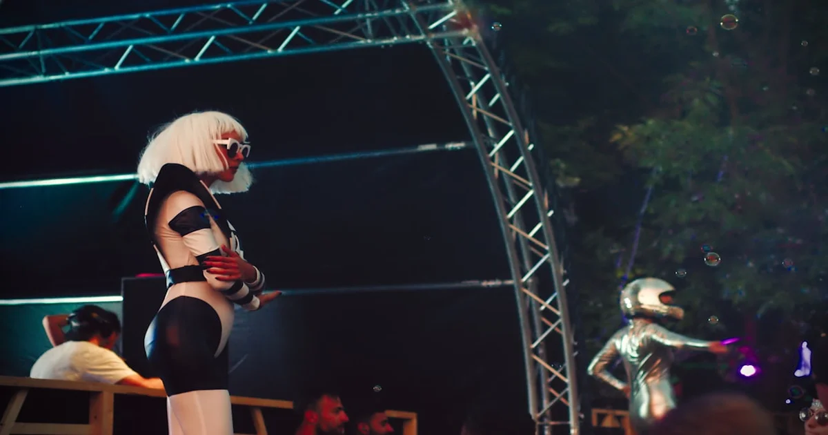 Madonna Bizarre - Madonna’s ‘Bizarre’ Song Debuts at Martin Garrix Show